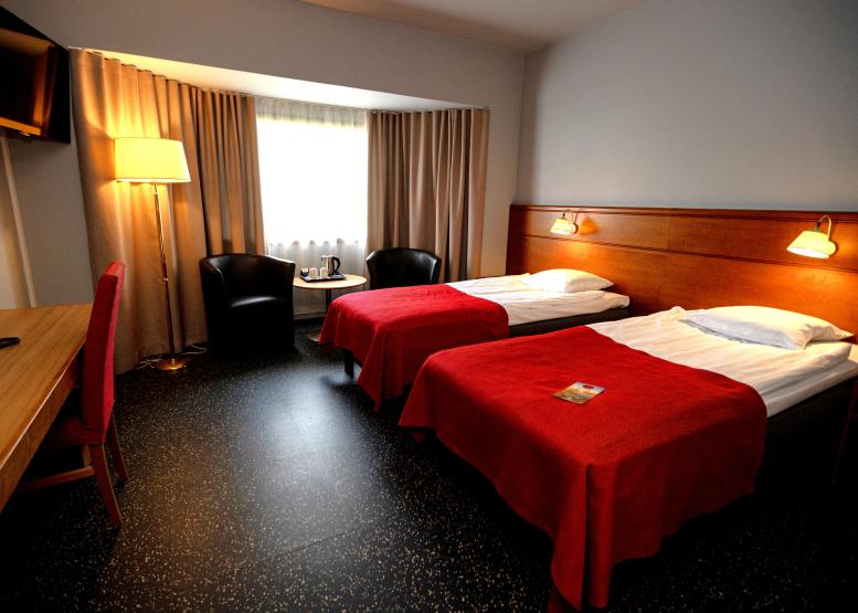 Standardrum 2 med två sängar vid Hotell Savoy.