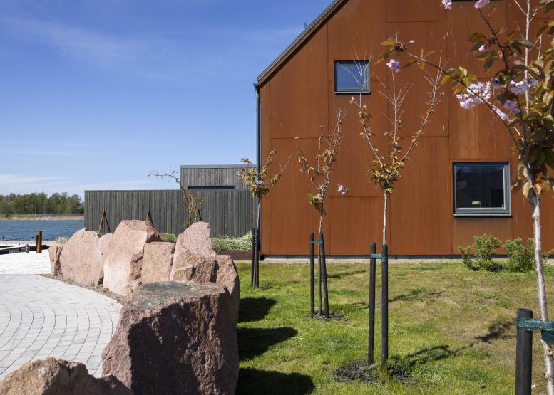 Fasad och havsutsikt