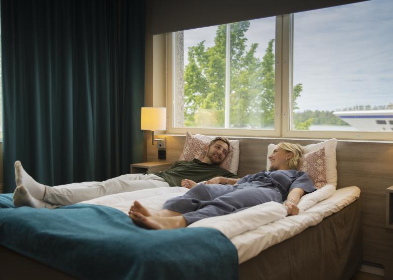 Bekväma sängar i Sea View-rum på Hotell Adlon.