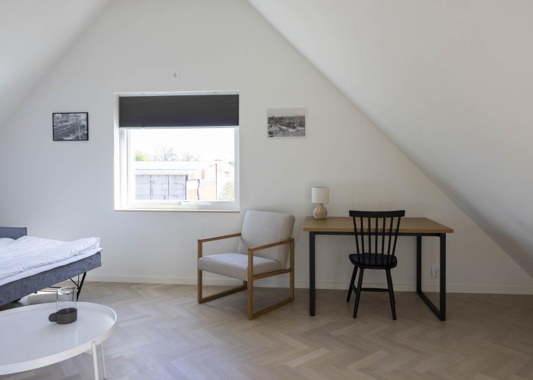 Allrum med bäddsoffa och skrivbord