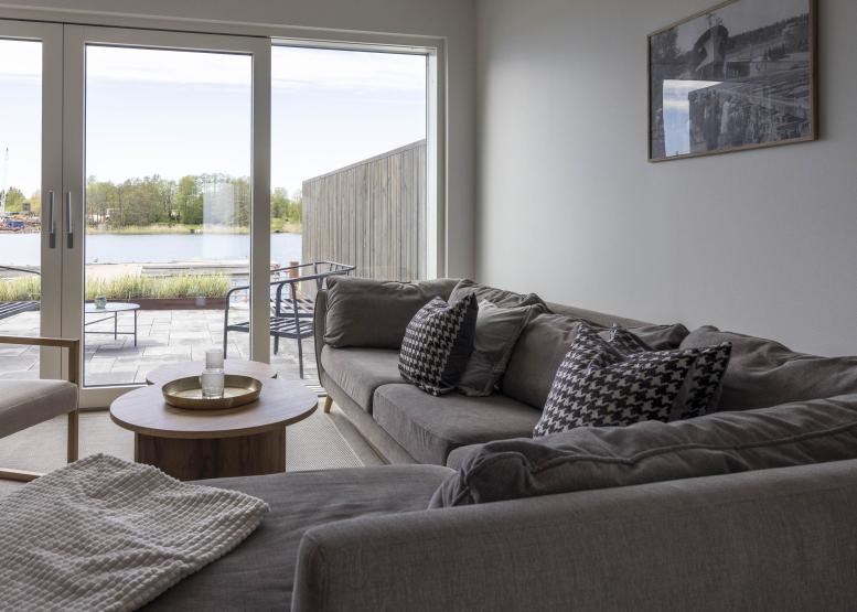 Soffa och havsutsikt