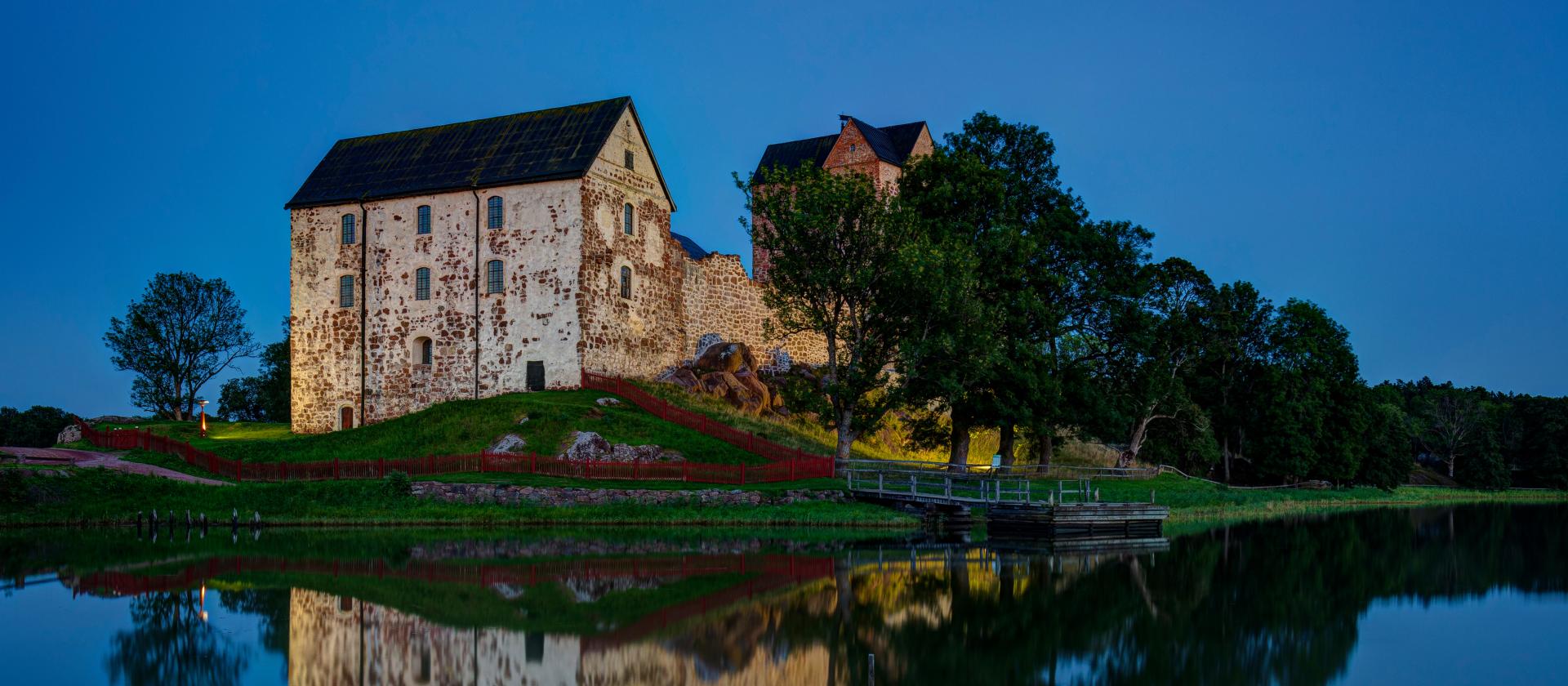 Kastelholms slott, exteriör kvällstid.