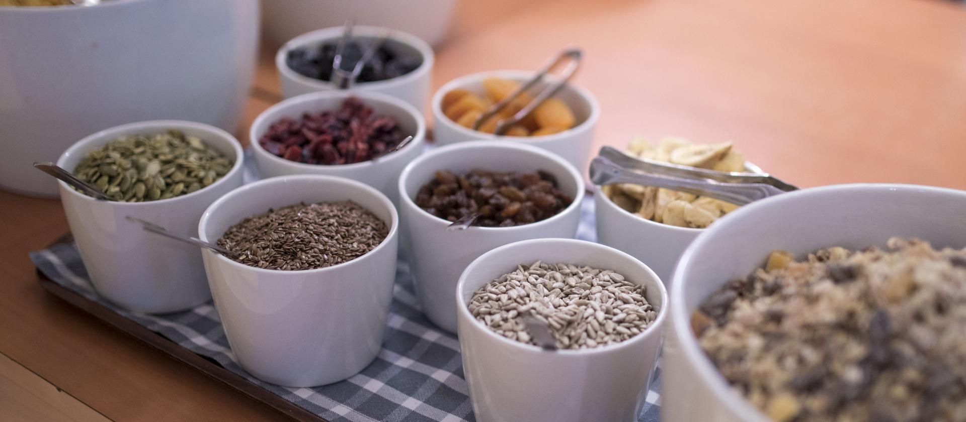 Müsli och flingor på Hotell Savoys frukostbuffé.