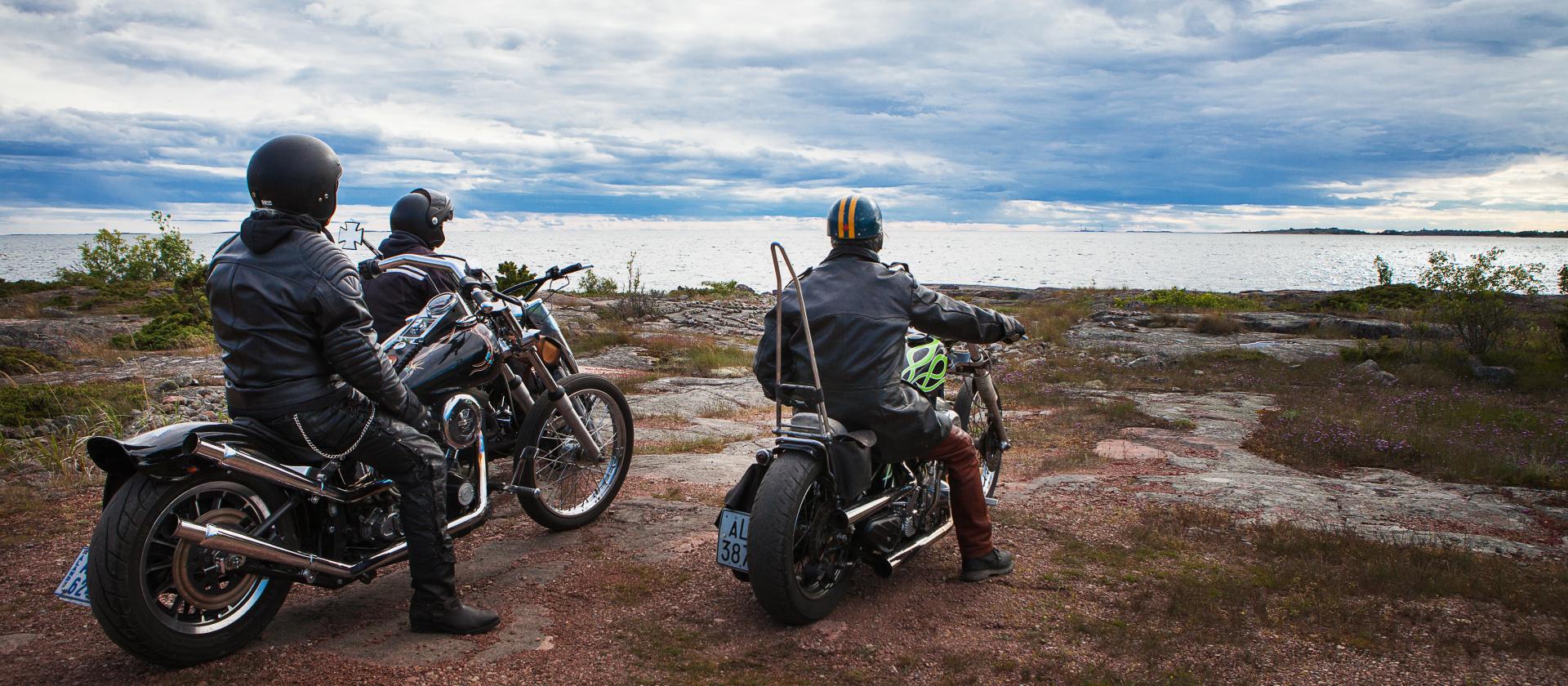 Motorcyklister vid havet på Åland.