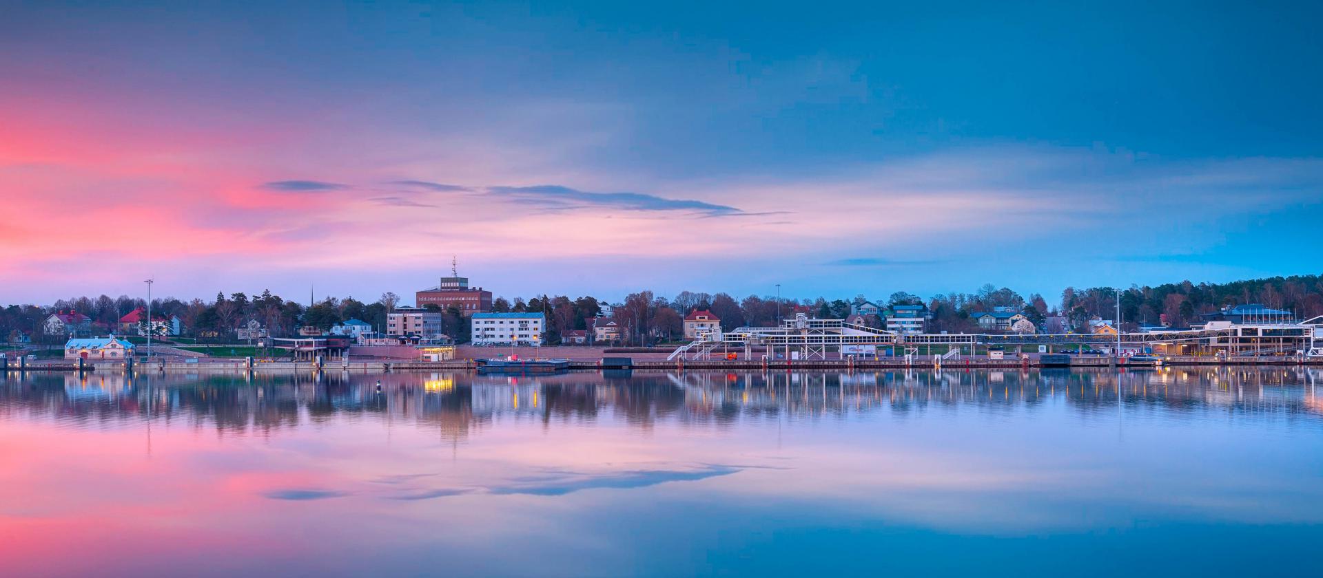 Färjeterminalerna i Mariehamns västra hamn i solnedgången.