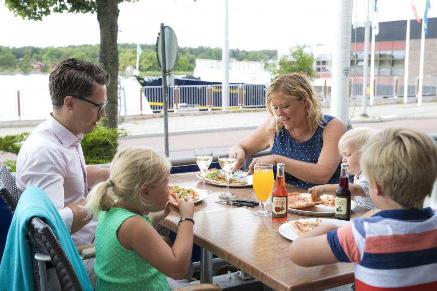 Familj äter på uteserveringen vid Hotell Adlon i Mariehamn.