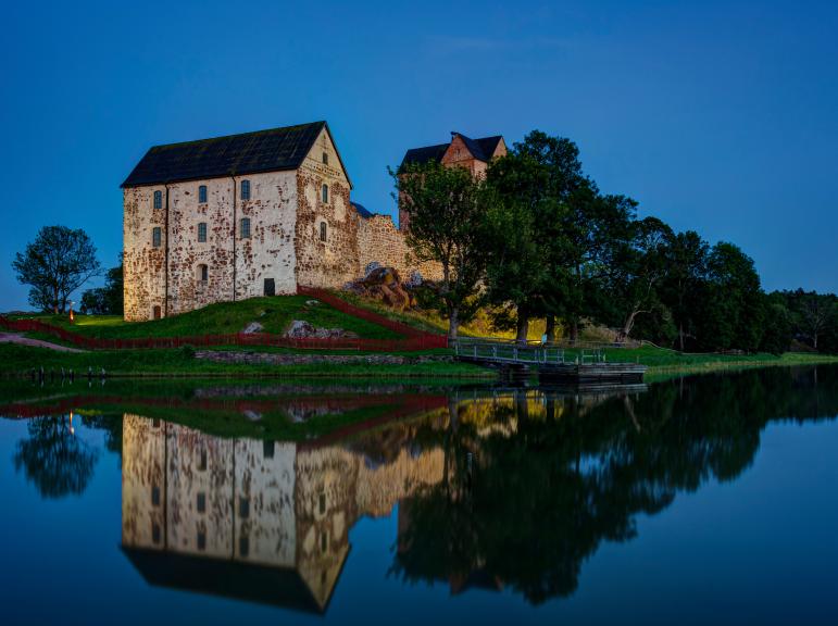 Kastelholms slott, exteriör kvällstid.