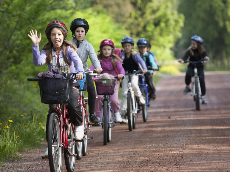 Barn cyklar på Ramsholmen nära Mariehamn.