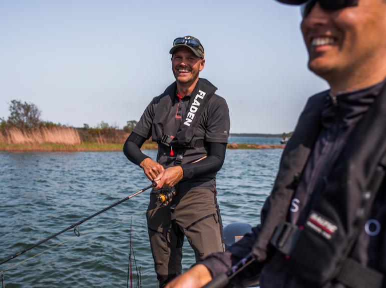 En man som sportfiskar tillsammans med en sportfiskeguide på Åland.