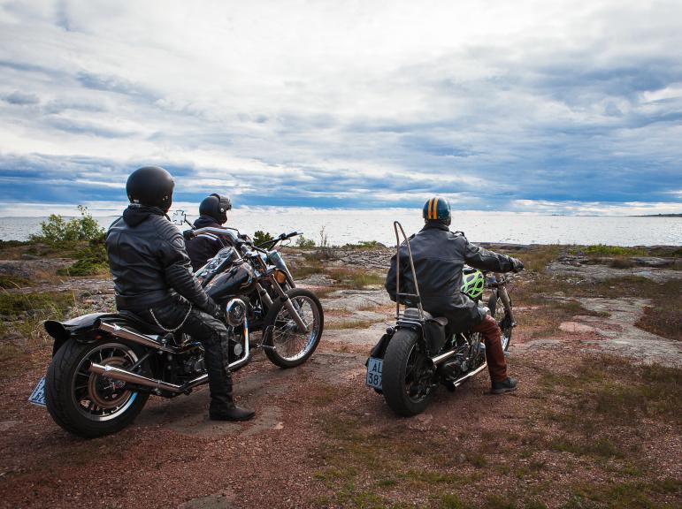 Motorcyklister vid havet på Åland.