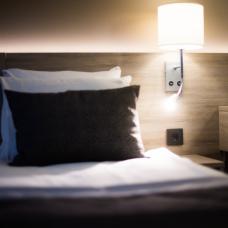 Skön säng i Classic-rum på Hotell Pommern.
