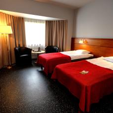Standardhotellrum med två skilda sängar på hotell Savoy