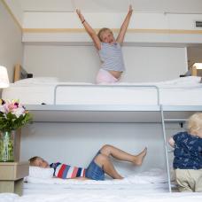 Hela familjen trivs i Hotell Adlons familjerum.