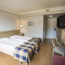 Standardrum med två sängar vid Hotell Adlon.