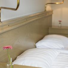 Sänggavel i standardrum vid Hotell Adlon.