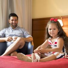 Far och dotter i familjerum på Hotell Savoy.