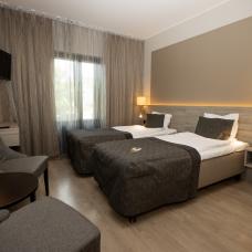 Hotellrum med två skilda sängar, fåtöljer