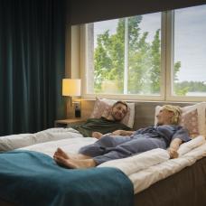 Bekväma sängar i Sea View-rum på Hotell Adlon.