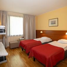 Familjerum på Hotell Savoy med våningssäng.