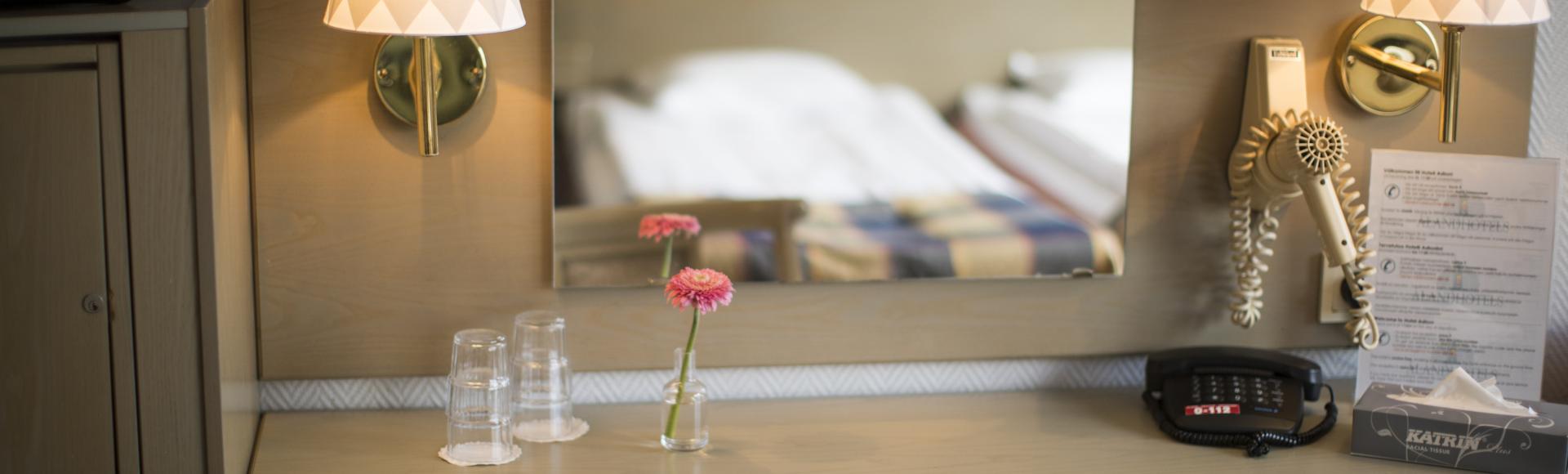 Skrivbord i standardrum vid Hotell Adlon.