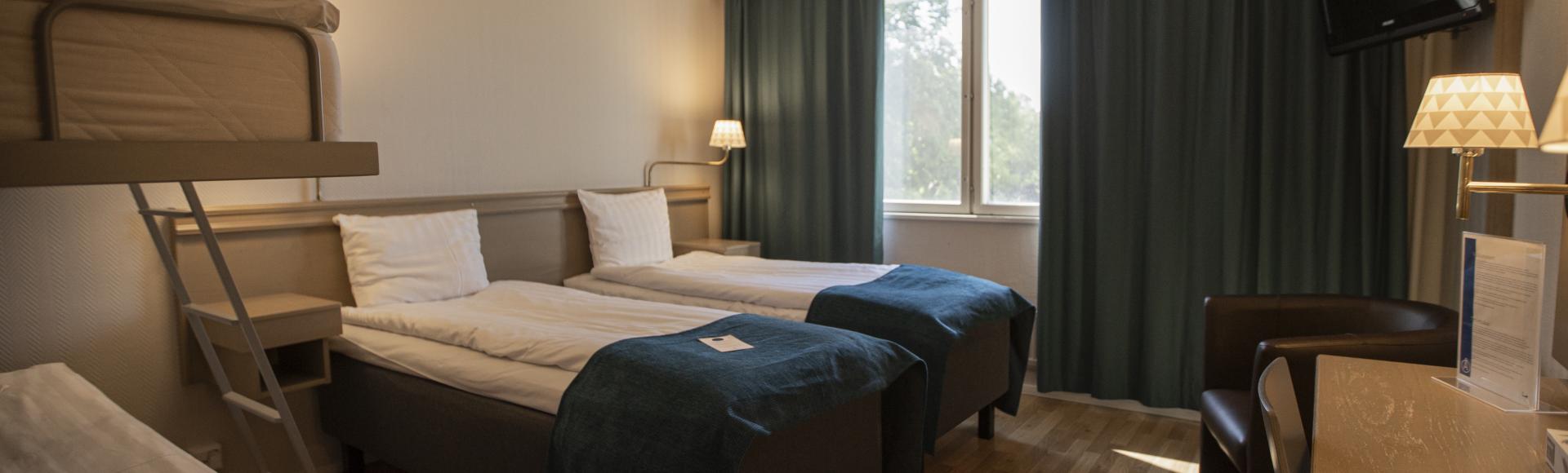 Rymliga familjerum på Hotell Adlon.