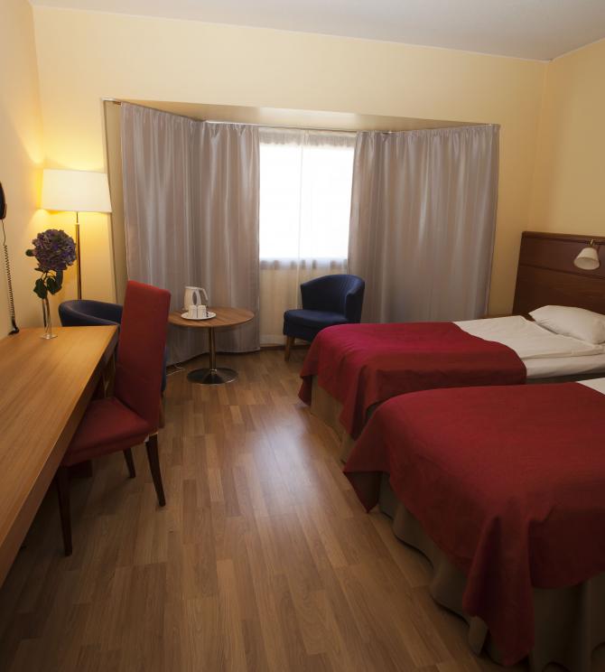 Standardrum med två sängar vid Hotell Savoy.
