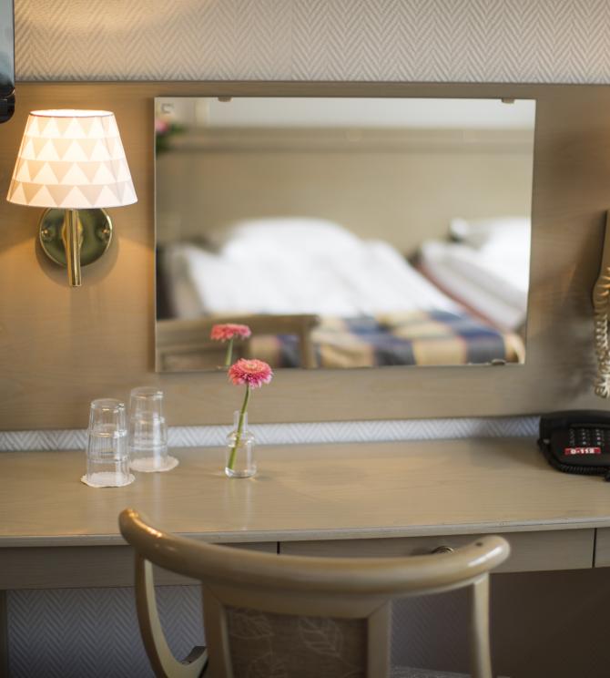 Skrivbord i standardrum vid Hotell Adlon.
