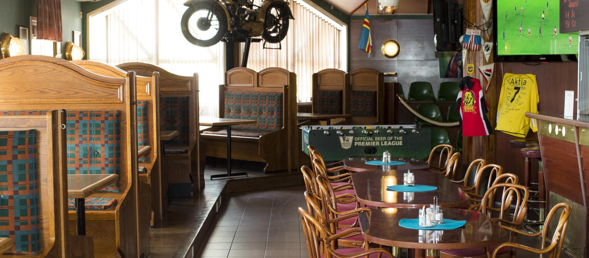 Adlon Pizzeria & Sportsbar vid Hotell Adlon.