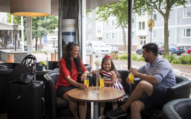 Familj i hotellobbyn på Hotell Savoy i Mariehamn.