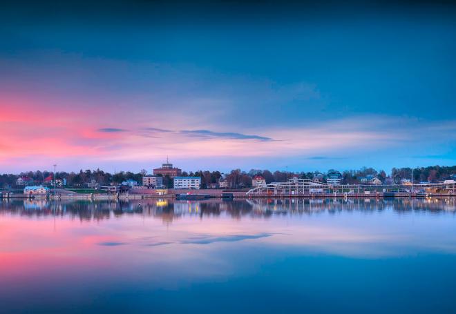 Färjeterminalerna i Mariehamns västra hamn i solnedgången.